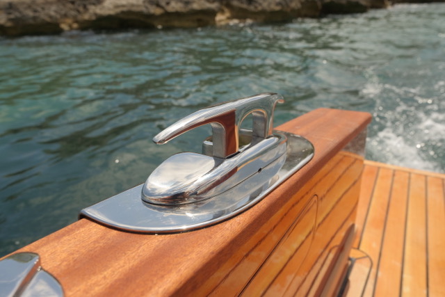 Details handmade electric boat for hire in Mallorca