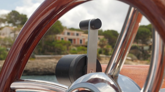 Detalles timón barca eléctrica de alquiler Mallorca